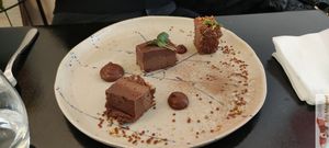 Raw peruvian cacao sublime cake, chocolate sauce at 42 Degrés in Paris