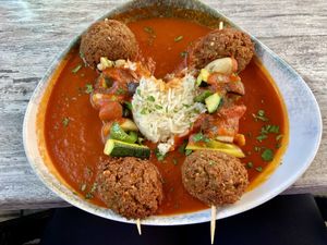 Gemüsespieße, habe das Foto etwas zu später gemacht, sodass schon etwas Reis gegessen wurde .  at Café Kostbar Am Fiedelerplatz in Hannover
