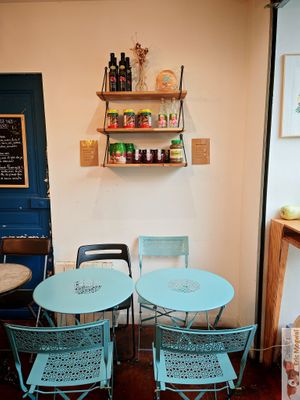 Inside 8 places at Houmous Jo in Montreuil