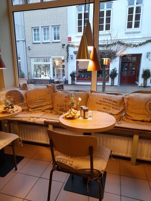 Indoor seating at boenchen Schmackofakt in Friedrichstadt