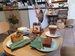 Veganer Möhrenkuchen und Schokoccino/Cappuccino mit Hafermilch (Orangenkuchen leider nicht vegan) at boenchen Schmackofakt in Friedrichstadt