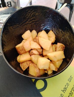 Patatas bravas sin salsa at Gastrobar La Fábrica Brew Pub in Cartagena