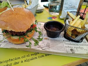Hamburguesa vegana con patatas at Gastrobar La Fábrica Brew Pub in Cartagena