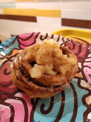 Apple & Cinnamon Cinnamon Roll at Mr Cinnamon in Naples