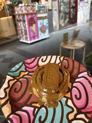 Lotus cinnamon roll   at Mr Cinnamon in Naples