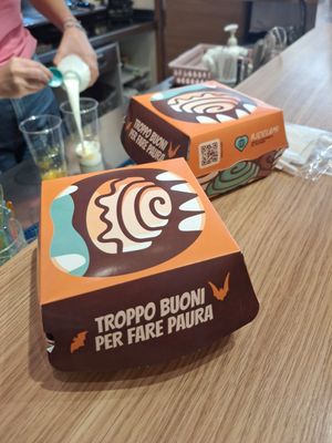  at Mr Cinnamon in Naples