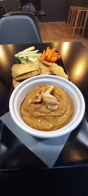 Hummus de tomate seco con totopos y crudites at Black Cat - Café Bar in Murcia