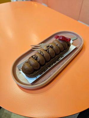 Gingerbread vegan eclair at Eklerownia - Wajdeloty in Gdansk