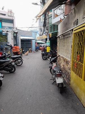 Local living alleyway at Pho Hue Buddhist Temple - Chùa Phổ Huệ - Phổ Huệ Bửu Tự in Ho Chi Minh City