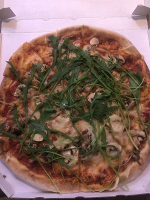 Pizza Funghi with arugula   at Dilgelay in Stuttgart
