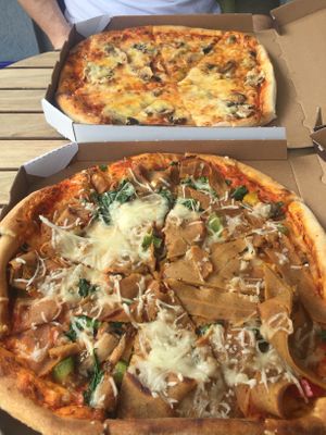 TAKE OUT - veggie funghi pizza + vegan döner pizza  at Dilgelay in Stuttgart