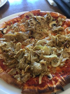 Pizza Funghi topped with döner-„meat“ 👌🏽 at Dilgelay in Stuttgart