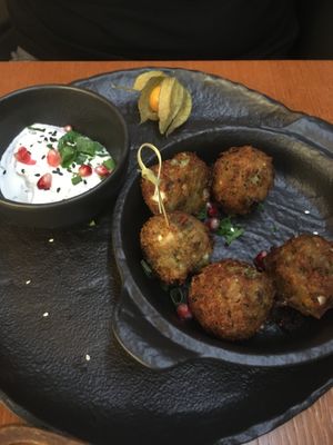 Reisbällchen gefüllt mit Spinat & Feta dazu
erfrischender Minz-Joghurtdip
(vegetarisch, glutenfrei) at Das Reiskorn in Stuttgart