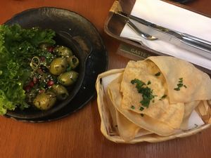 Marinierte Oliven, würzig & leicht-scharf eingelegt (vegan,glutenfrei) & Papadams
- Knusprige Cracker aus Kichererbsen- & Linsenmehl (vegan,glutenfrei) at Das Reiskorn in Stuttgart
