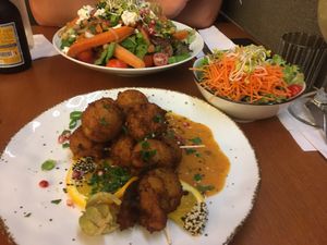 vorne: Falafel Bällchen am Spieß aus Kichererbsen & Favabohnen (vegan, glutenfrei) at Das Reiskorn in Stuttgart