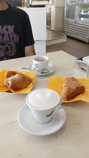 Cappuccino di avena, brioche alle mele e ai fichi at Biosapori Paese in Castagnole
