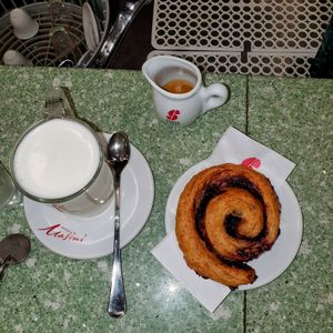 Italian vegan breakfast con latte macchiato di soia e girella con cioccolato at Zanardi Lab in Bologna