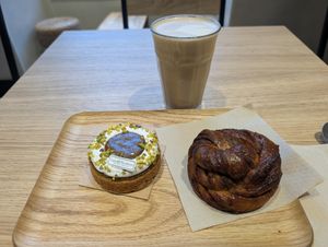 Cinnamon roll, azahar and a café latté at Land & Monkeys - Les Halles in Paris