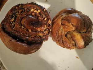 Babka roll e cinnamon roll at Land & Monkeys - Les Halles in Paris