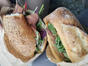 Bagel BLT (con mayo veg, bacon La Vie, lattuga e pomodoro) e baguette Bahn Mi (con tofu caramellato ai semi di sesamo, carote, cetriolo, coriandolo e salsa alle arachidi) at Land & Monkeys - Les Halles in Paris