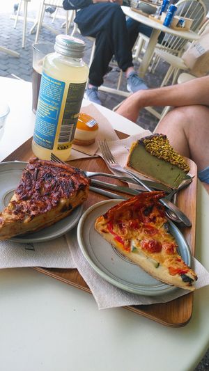 Quiches, flan de pistacho y pastelillo de mango at Land & Monkeys - Les Halles in Paris