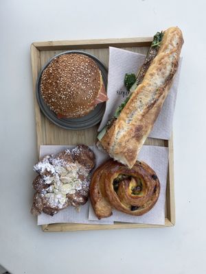Banh-Mi Sandwich, Lachsbagel, Mandelcroissant & Rosinenschnecke, alles köstlich!   at Land & Monkeys - Les Halles in Paris