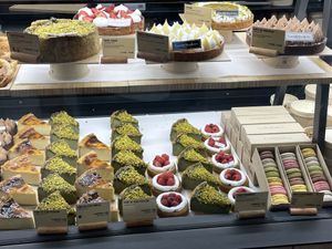 So viele liebevoll gestaltete Törtchen  at Land & Monkeys - Les Halles in Paris