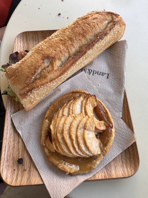 Chicken Baguette und Apfel Tarte  at Land & Monkeys - Les Halles in Paris