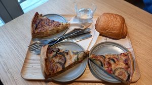 sur place: ↖️quiche lorraine 6,50€ ↗️pain au chocolat 2€ ↙️quiche légumes grillés 6,50€ ↘️quiche tomate 6,50€ at Land & Monkeys - Les Halles in Paris
