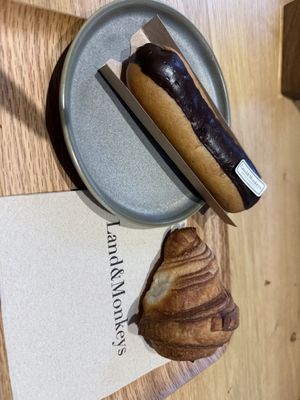 Vegan chocolate eclair   at Land & Monkeys - Les Halles in Paris
