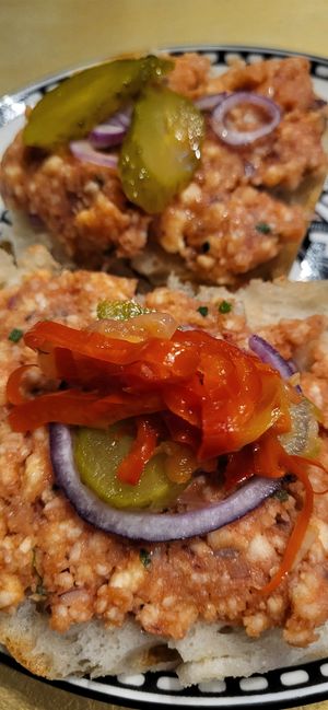 Veganes Mettbrötchen at babi's DELI in Eisenach