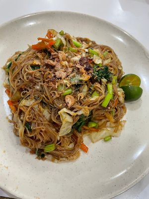 The veggie noodles was OK, but I'd say bring your own peanut to add to it, at Restoran Fatimah in Sandakan