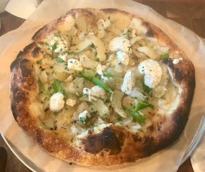 Roasted Artichoke Pizza:
Sugar snap pea, smoked onion, roasted garlic, vegan almond ricotta, black truffle.
This was super delicious. First bite or two weren't as flavorful but it gets better as you have more haha. Definitely recommend. at True Food Kitchen in Dallas