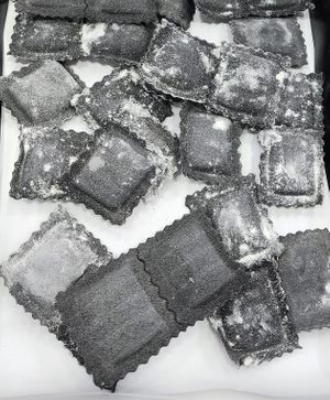 Ravioles agridulces, masa con carbón veg at PASTAFINNA Veg in Malaga