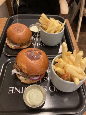Beyond Smash Burger, Fries with Aioli  at Streetfood269 - Eschersheimer Landstraße in Frankfurt
