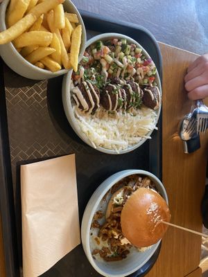 Falafel-Teller und Shawarma Burger Menü  at Streetfood269 - Eschersheimer Landstraße in Frankfurt