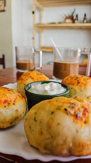 Mini Pães de cebola com patê de alho at Café Veg Mãe e Filha in Sao Paulo