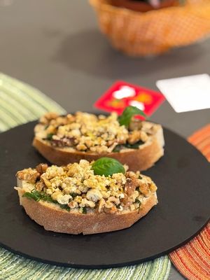 Vegan benedict con tofu strapazzato e curcuma,crema di basilico,scorza di limone e gherigli di noce tritati at Too Much - Brunch e Café in Lecce