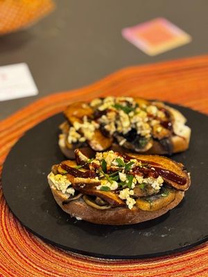 Vegan benedict con tofu strapazzato e curcuma,funghi cardoncelli,erba cipollina,tofu piastrato e salsa bbq at Too Much - Brunch e Café in Lecce