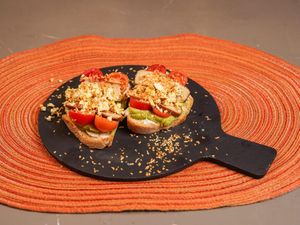 Vegan benedict con tofu strapazzato e curcuma,pomodorini,cipolla croccante,tofu affumicato,guacamole e Philadelphia vegan at Too Much - Brunch e Café in Lecce