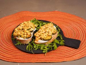 Vegan benedict con tofu strapazzato e curcuma,zucchine alla poverella,mozzarella vegana,Mayo vegana ai peperoni arrosto at Too Much - Brunch e Café in Lecce