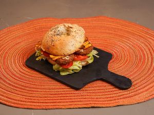 Bagel artigianale con hummus al curry,Chips di carote,falafel,insalata e pomodoro at Too Much - Brunch e Café in Lecce