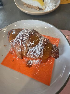 Peach croissant at Too Much - Brunch e Café in Lecce