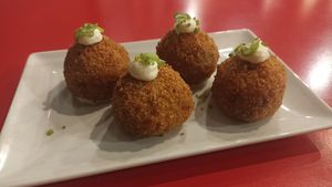Croquetas caseras de boniato y setas con alioli de manzana. at Tomatito in Valencia