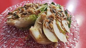 Cogollos a la plancha con pera y semillas varias. #Veganuary at Tomatito in Valencia