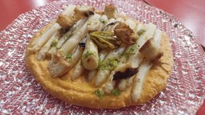 Espárragos a la plancha con salsa romesco. #Veganuary at Tomatito in Valencia