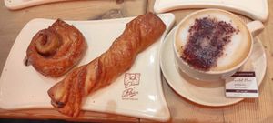 Wonderful vegan breakfast! I tried the cinnamon roll and the torsade with an oat cappuccino. By the way there were at least 7 vegan viennoiserie options! Also the staff was very ki at Le Pain Quotidien - Lepic in Paris