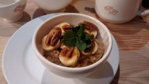 Vegan banana porridge with pecan nuts at Le Pain Quotidien - Varenne in Paris