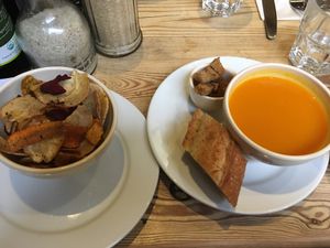 La soup du jour et des chips at Le Pain Quotidien - Varenne in Paris