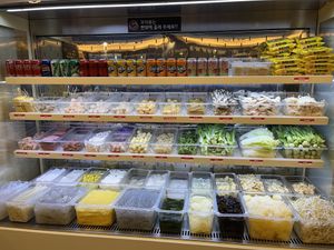 Hay gran variedad de verduras, vegetales, hongos, algas, tofu etc para hacer la sopita deliciosa, y tienen una mesa con aderezos, salsas, cebollín, cacahuates, ajo etc p mas sabor at Tanghuo Kungfu in Goyang